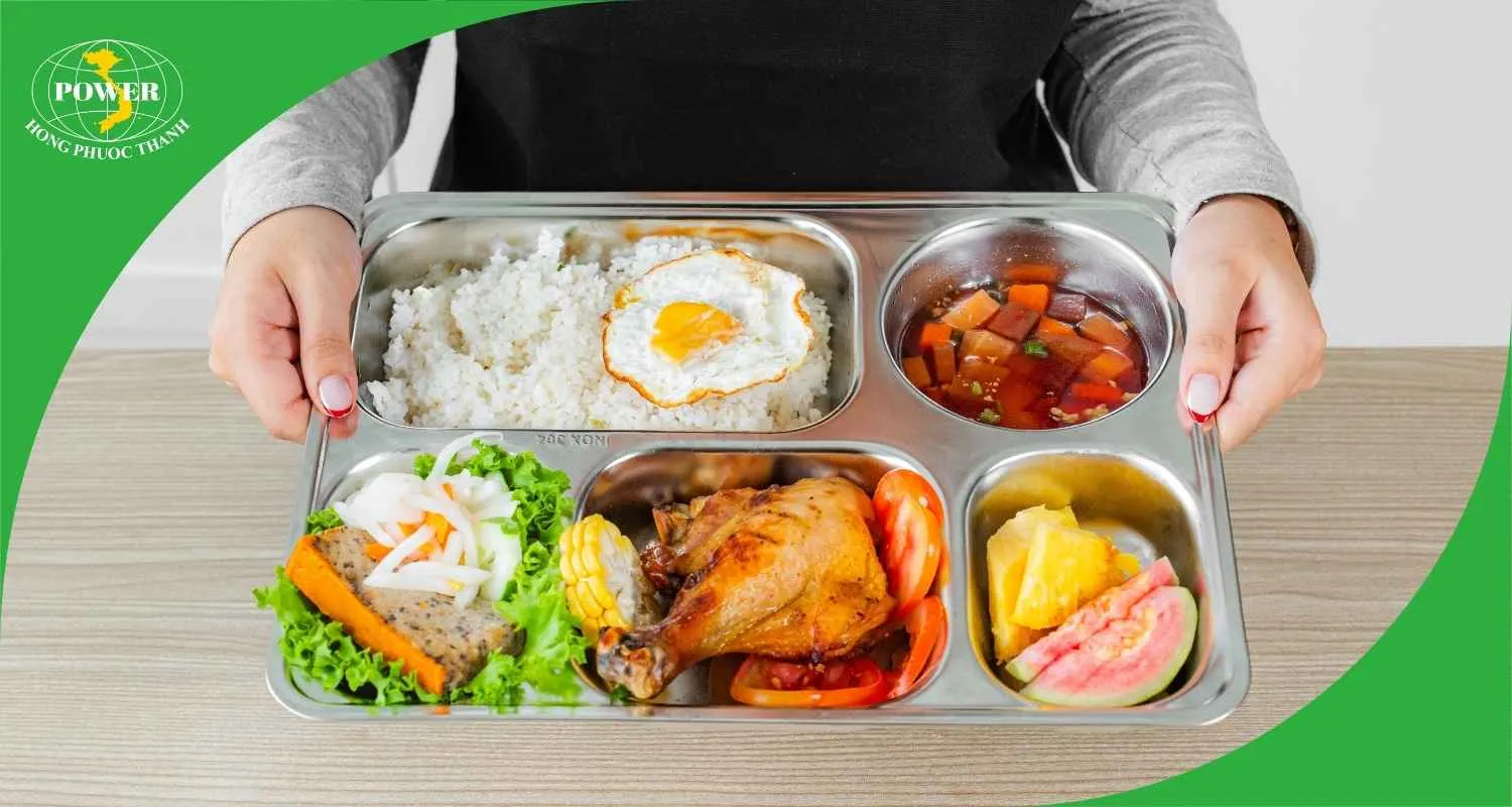 Khay đựng cơm thường sử dụng chất liệu inox