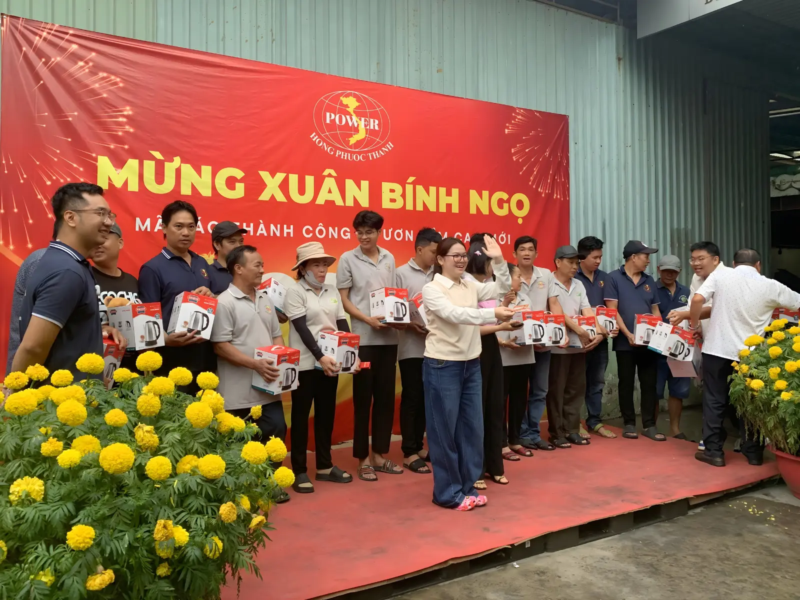 Lãnh đạo Hồng Phước Thành trao quà trúng thưởng