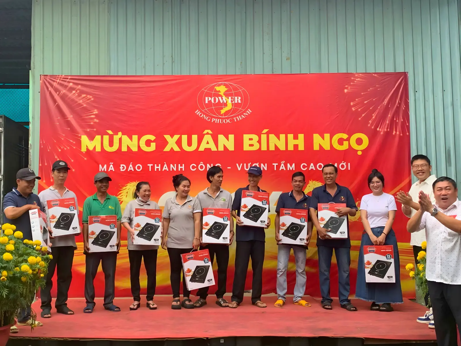 Nhân viên Hồng Phước Thành nhận quà trúng thưởng