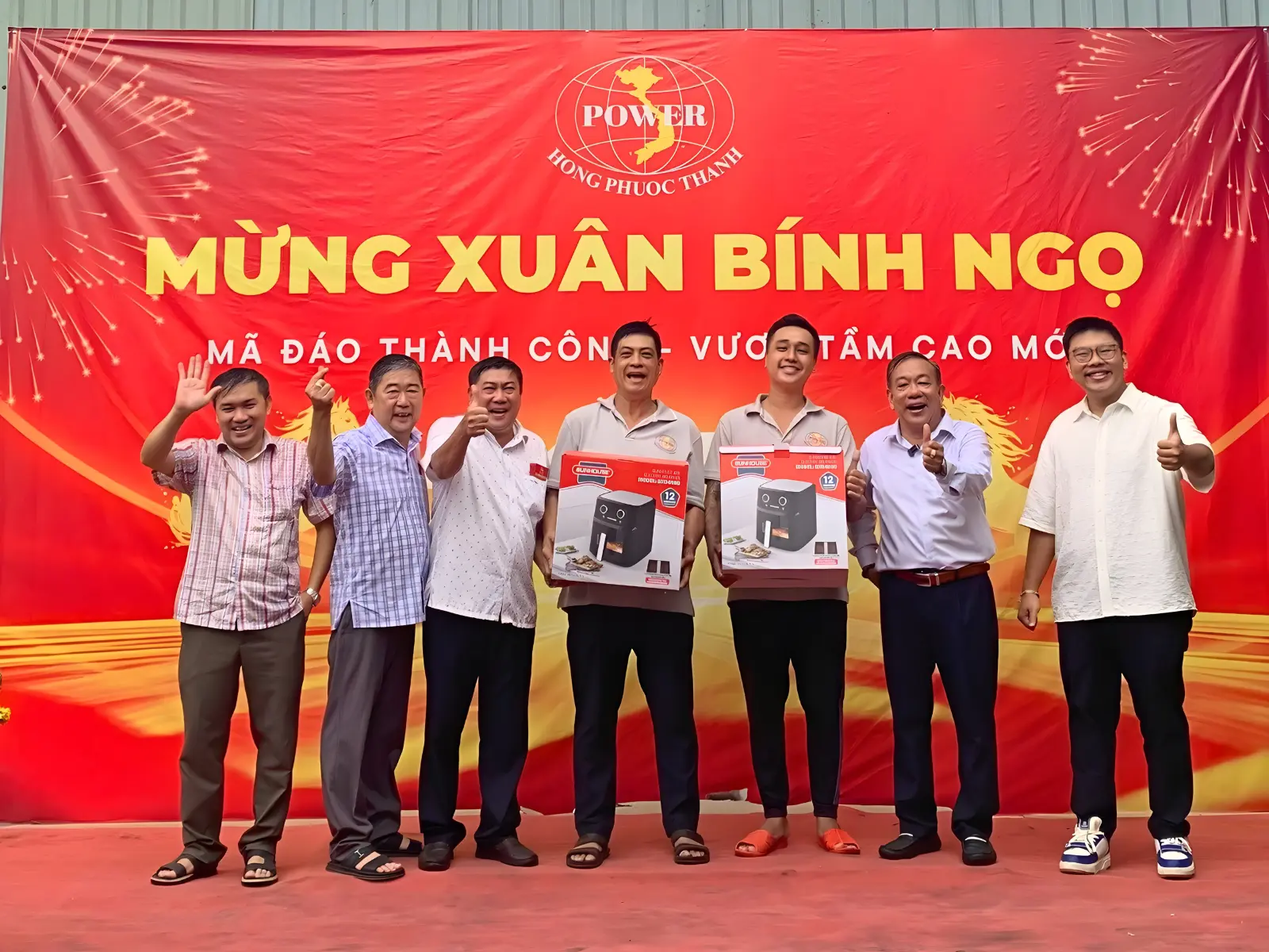 Lãnh đạo Inox Hồng Phước Thành trao quà trúng thưởng