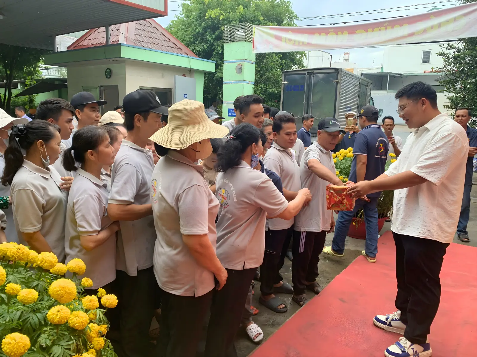 Nhân viên Hồng Phước Thành cào thẻ trúng thưởng