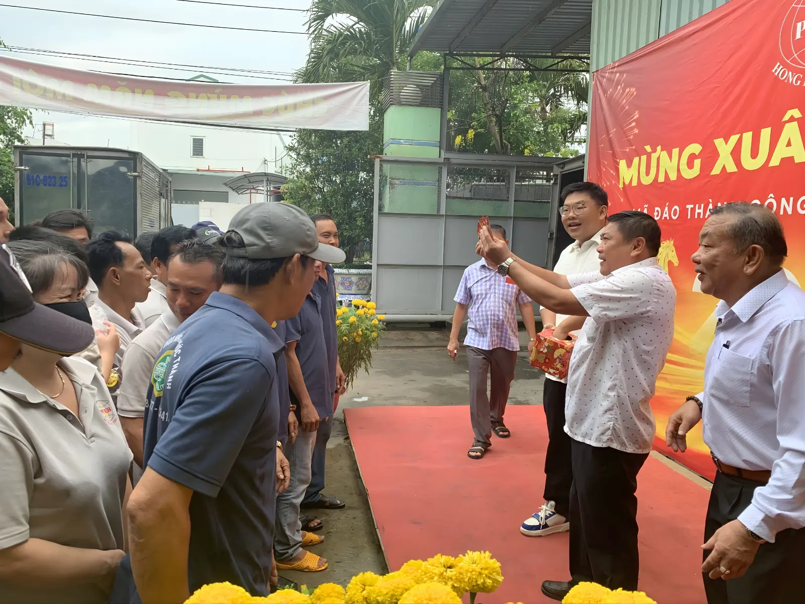 Nhân viên Hồng Phước Thành nhận thẻ cào trúng thưởng