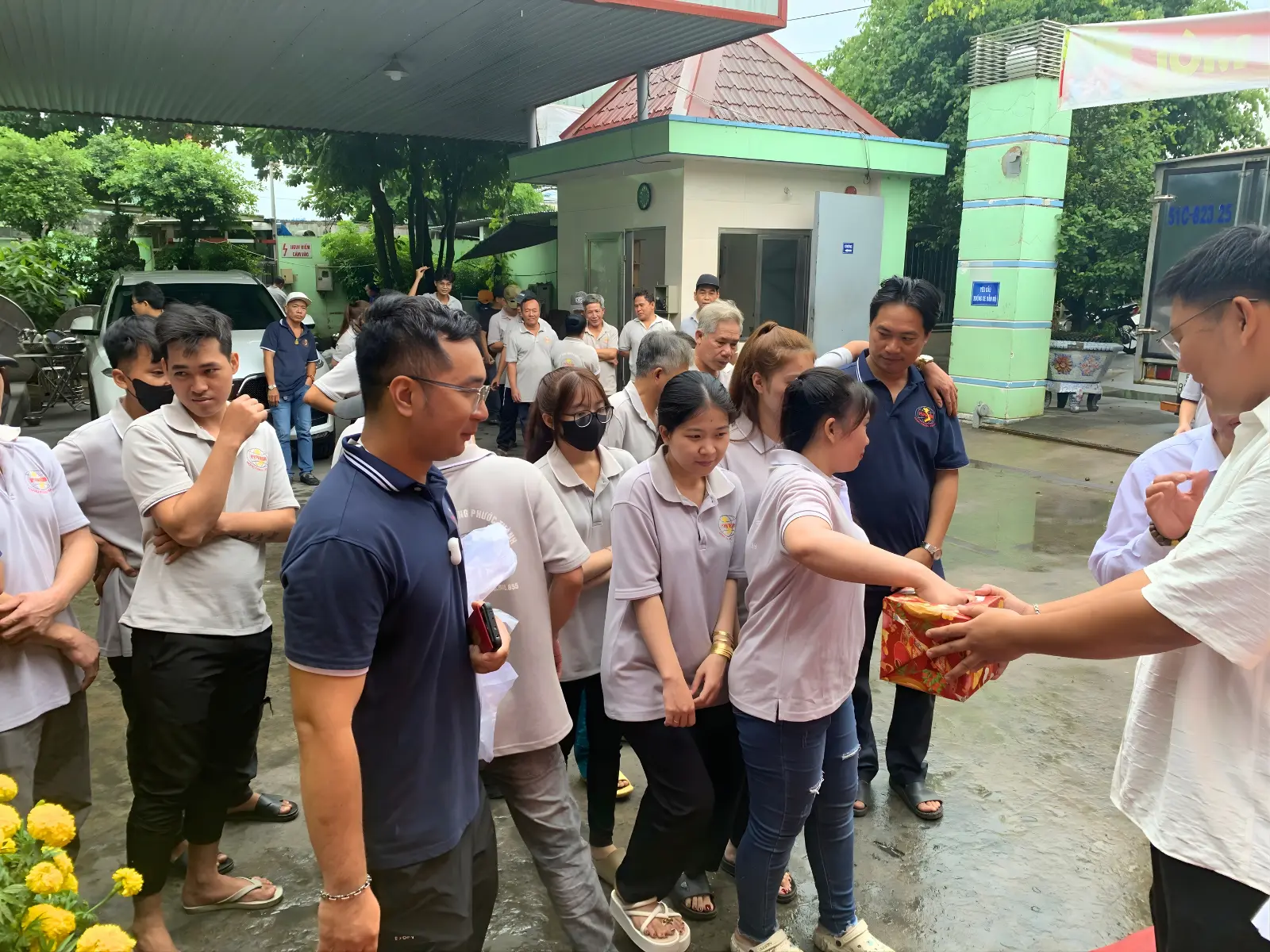 Nhân viên Hồng Phước Thành nhận thẻ trúng thưởng