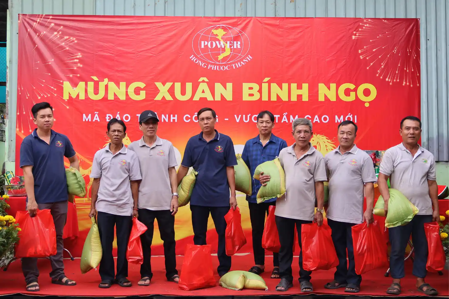 công ty hồng phước thành trao quà tết cho cán bộ công nhân viên