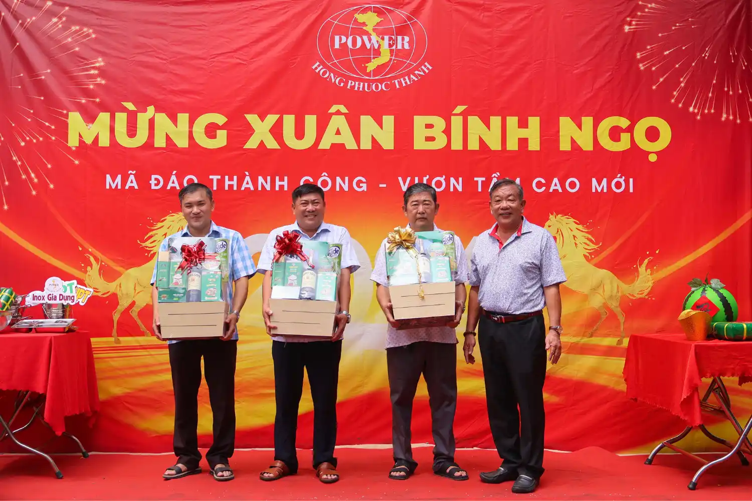 hpt trao quà tết cho nhân viên