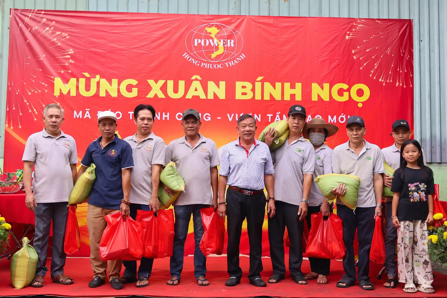 công ty hpt trao quà tết